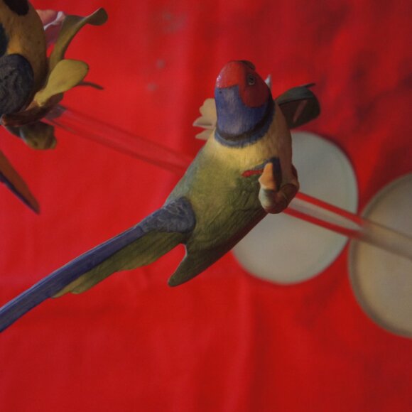 Franklin Mint porcelain African parrot set. On long crystal glass stem - Picture 2 of 9